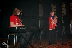 Iben og Andrea syneger Man U_400x266