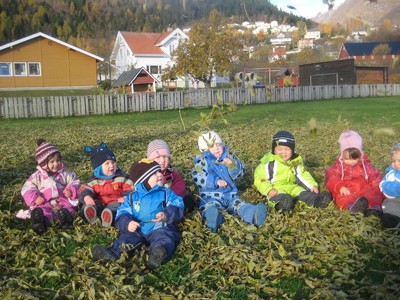 Ungar ute p&aring; plen