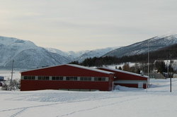 Hansnes+skole+og+gymsal_400x266