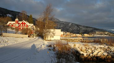 Desembersola skin lågt mot Villa Lorna og Balestrand, foto JH Desembersola skin lågt mot Villa Lorna og Balestrand, foto JH