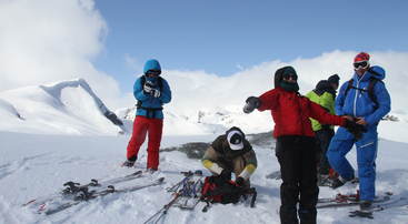 Full vinter i mai, p&aring; Raunekletten 1100moh med Munkeggi i bakgrunn