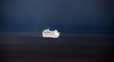 Cruisb&aring;t p&aring; fjorden, eit v&aring;rtegn, foto jh