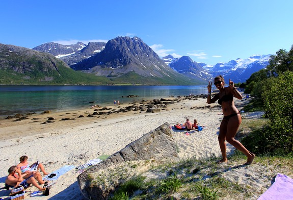 Aiyana på stranda