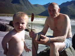 bestefar og tobias spiser pølser_400x300