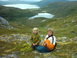 Eli 7 og Martin12 er på fesketur til Vassdalen uten å få fesk men pølser og potetgull brus å sjokolade smakte godt som Pappa_400x300
