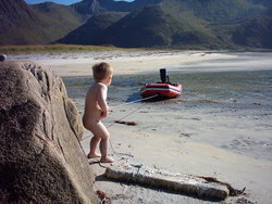 Tobias 2 ,5 år sjekker fortøyning_400x300