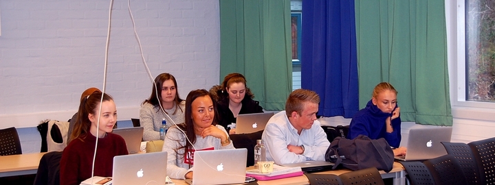 Elevar føl undervisning i eit klasserom Elevar føl undervisning i eit klasserom