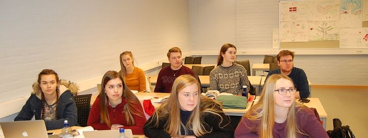 Foto: Flora vgs Elevar i klasserom som har undervisning i sosiologi