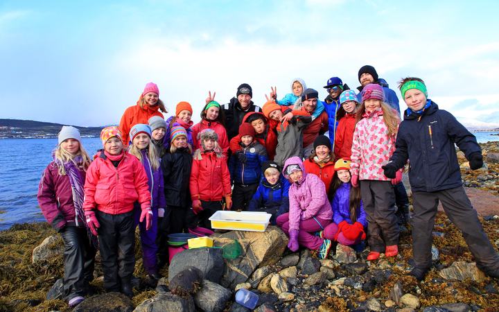 Gruppebilde i fjæra_Friluftsskolen_Tine Marie Hagelin