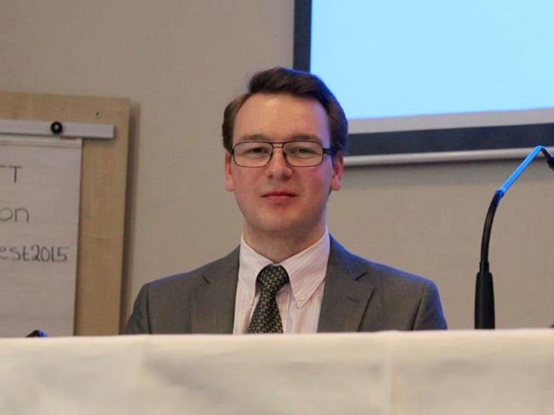 Dag Henrik Nygård på talarstolen. Foto: UPU Dag Henrik Nygård på talarstolen