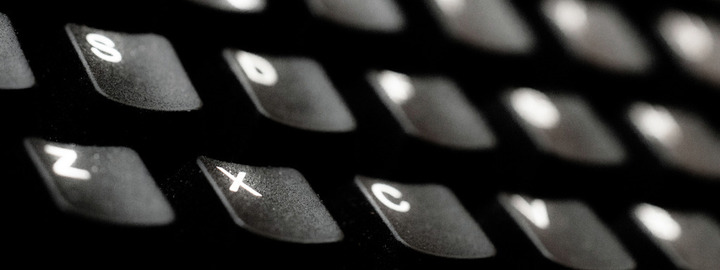 Foto: Mikkel Rønne/Creative Commons Nærbilete av svart tastatur med kvite bokstavar