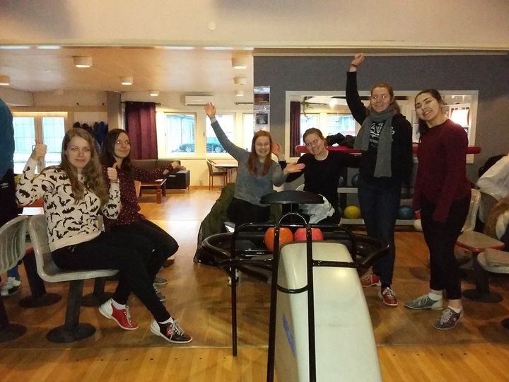 Kjekt på bowling: Marion, Hannah, Miriam, Anny-Terese, Klara og Madeleine. Kjekt på bowling: Marion, Hannah, Miriam, Anny-Terese, Klara og Madeleine.