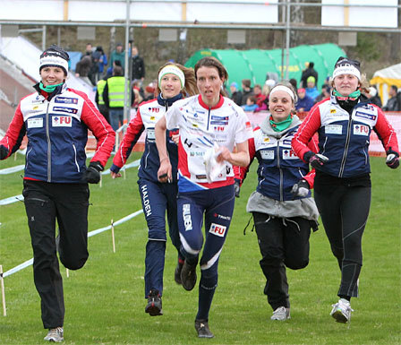 Damene fra Halden Skiklubb er blant de som kan se frem til en ekstra real utfordring med innføring av etappen långa dagen. Her fra klubbens suksess i en tidligere utgave av 10Mila. Foto: Erik Borg/O-boka.