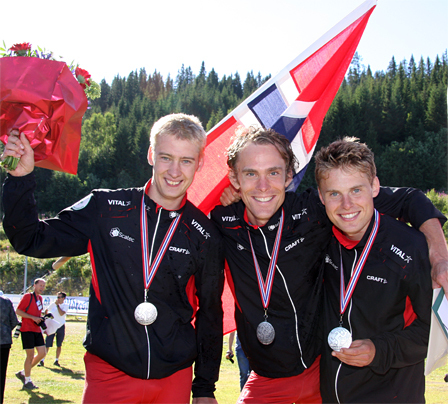 Norges sølv-gutter på VM-stafetten 2010; Olav Lundanes, Audun Hultgreen Weltzien og Carl Waaler Kaas. Foto: Geir Nilsen / OPN.no.