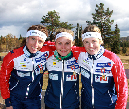 Anne Margrethe Hausken, Ida Marie Næss Bjørgul og Vendula Klechova med sine stafett-gull fra NM på Beitostølen i 2010. Foto: Geir Nilsen / OPN.no.