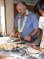 Ragnar Enger baker chapati hos APSA i Bangalore