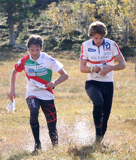 Damien Renard (venstre) og Espen Hultgreen Weltzien på 1. etappen under NM-stafetten på Beitostølen 2010. Foto: Geir Nilsen / OPN.no.