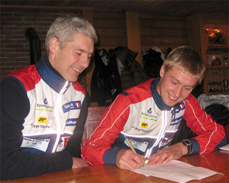 Olav Lundanes signerer 3-års kontrakt med Halden Skiklubb. Til venstre: Jens Erik Mjølnerød. Foto: Halden SK. Olav Lundanes signerer 3-års kontrakt med Halden Skiklubb. Til venstre: Jens Erik Mjølnerød. Foto: Halden SK.