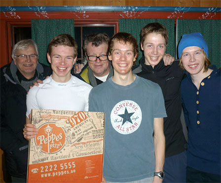 Eskil Kinneberg på pizza-besøk hos Erik Østli og Kjell Puck. Bilde fra venstre: Kjell Puck, Eskil Kinneberg, Erik Østli, Rasmus Thrane Hansen, Marius Thrane Ødum og Vetle Ruud Bråthen. Foto: Privat.