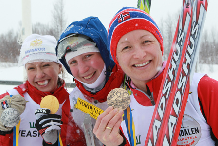 Medaljørene på damenes mellomdistanse på VM ski-o 2011. Fra venstre Alena Trapeznikova, Polina Malchikova og Stine Olsen Kirkevik. Foto Erik Borg - www.o-boka.no