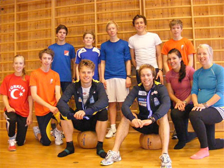 Carl Waaler Kaas (til venstre) og Lars Skjeset i forgrunnen med Frol-jakker på.Her fra treningssamling med Frol. Foto: Frol IL.