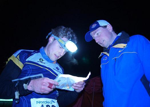 Carl Waaler Kaas diskuterer med løypelegger Jørn Sundby etter Craft Cup nattløpet i Larvik.