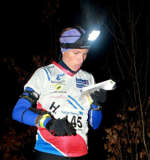 Anne Margrethe Hausken liker seg alltid i mørket med kart og kompass, også når hun løper for to, slik som i forbindelse med norgescupløpet ved Larvik 15. april 2011. Foto: Erik Borg Anne Margrethe Hausken liker seg alltid i mørket med kart og kompass, også når hun løper for to, slik som i forbindelse med norgescupløpet ved Larvik 15. april 2011. Foto: Erik Borg