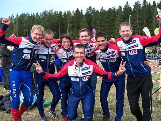 En fornøyd Halden-trener Mike Vinogradov var stolt etter seieren på Stigtomtakavlen. Fra venstre: Olav Lundanes, Mats Haldin, Petter Næss Bjørgul, Magne Dæhli, Vincent Cuopat og Jon Pedersen. Foto: Vidar Benjaminsen Halden vant Stigtomtakavlen 2011. Foto: Vidar Benjaminsen