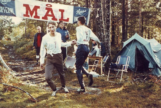 Tore Angell-Petersen sender Knut Stabell ut i tet for Landbrukshøgskolen etter andre etappe i det prestisjefylte norske studentmesterskapet i Hatlestrand i Hardanger høsten 1969 (se utvidet bildetekst i bunnen av artikkelen). Foto: NLHIs arkiv.