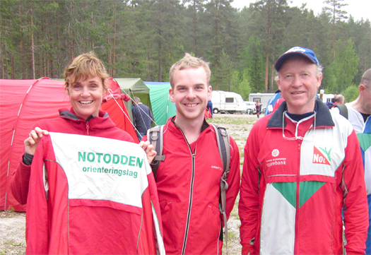 Heidi Schatvedt og Sveinung Rekaa, Notodden o-lag, sammen med søndagens gjesteløper fra Island, Gísli Örn Bragason, Rathlaupsfélagið Hekla. Foto: Kristin Sandven.