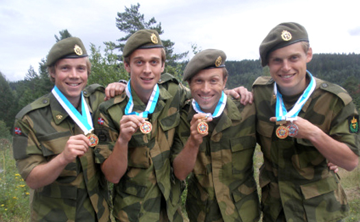Lag-gull til Norge under militært VM på Heistadmoen i 2010. Fra venstre: Lars Skjeset, Anders Tiltnes, Bjørn Eriksen, Carl W Kaas, Håvard Lucasen. (fraværende på bildet). Foto: Per R. Holm. Lag-gull til Norge under militært VM på Heistadmoen i 2010. Fra venstre: Lars Skjeset, Anders Tiltnes, Bjørn Eriksen, Carl W Kaas, Håvard Lucasen. (fraværende på bildet). Foto: Per R. Holm.