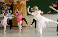 Hele 60 små og litt større dansere hadde meldt seg på dansekurset som Ingrid Moberg holder nåp i helga.
