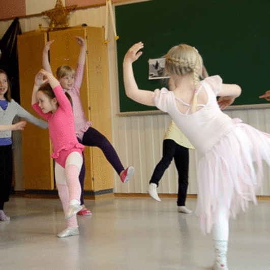 Hele 60 små og litt større dansere hadde meldt seg på dansekurset som Ingrid Moberg holder nåp i helga.