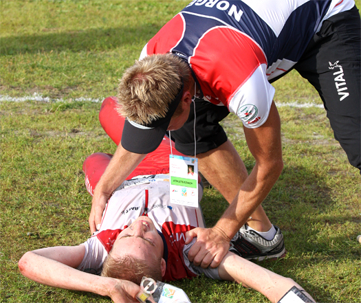 Petter Thoresen gratulerer Olav Lundanes med VM-gull på langdistansen i Trondheim 2010. Foto: Geir Nilsen/OPN.no. Petter Thoresen gratulerer Olav Lundanes med VM-gull på langdistansen i Trondheim 2010. Foto: Geir Nilsen/OPN.no.