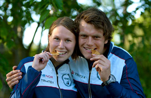 Hans Jørgen Kvåle og Elin Björkman med sine gull fra sprinten under SM i sykkelorientering. Foto: Sara Thörn/Orientering.se.