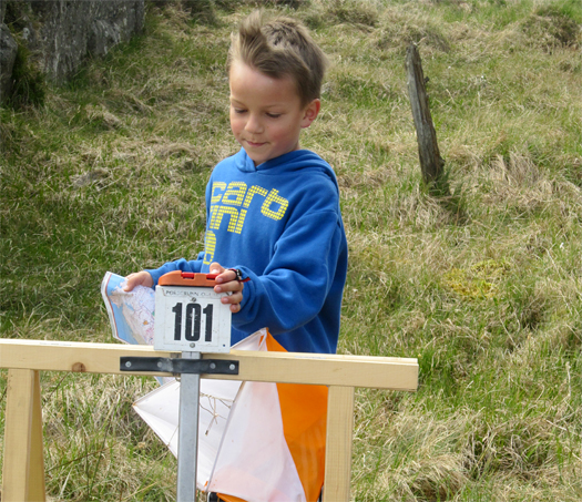 7 år gamle Jonas først i mål på Utsira. Foto: Magne Klovning.