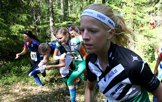 Damene legger i vei på finske Venlakavlens (Jukola) åpningsetappe. Foto: Geir Nilsen/OPN.no.