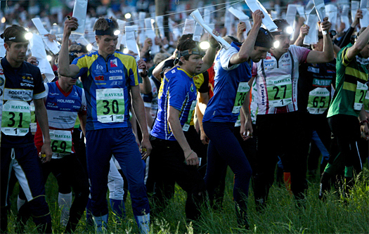 Like før starten i herrenes Jukola-stafett. Arrangørfoto: (C) Hiironen/Jukola 2011.