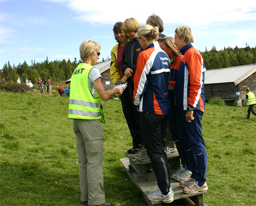 Marit Mikkelsplass, løpsleder og alt mulig kvinne da Nesbyen IL arrangerte KM-helg for Buskerud i 2010. Her i rollen som premieutdeler. Foto: Hans L. Werp.
