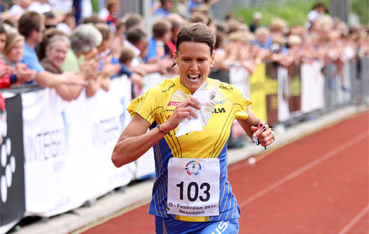 Annika Billstam fosser inn til totalseier i Nordic Orienteering Tour et tidligere år. Foto: Geir Nilsen/OPN.no.