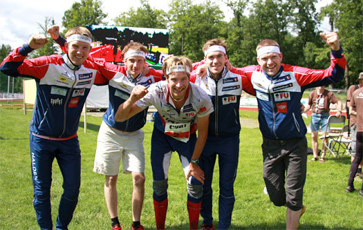 Et knippe Halden-løpere, her etter at HSK vant stafetten i O-festivalen 2011. I omvendt etapperekkefølge fra venstre: Marius Bjugan, Erik Axelsson, Emil Wingstedt (siste etp.), Magne Dæhlie og Jon Pedersen. Foto: Geir Nilsen/OPN.no.