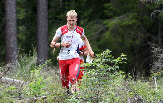 Olav Lundanes kjører på over et hogstfelt under jakstarten i Nordic Orienteering Tour 2011 på Nesodden. Rett bak skimtes Fabian Hertner. I mål ble gutta henholdsvis nr. 4 og 3. Foto: Geir Nilsen/OPN.no.