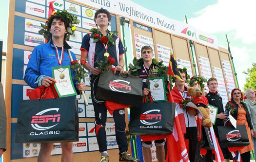 Eskil Kinneberg, nummer 6 fra venstre, var eneste norske løper som fikk ta del i blomstersermonien da junior-VM 2011 innledet med sprint i Polen.