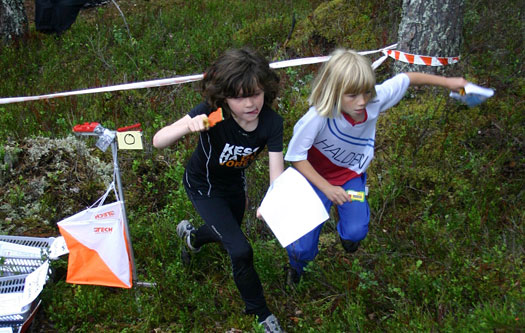 Kusinene Amanda Marie Dyngen, IL Syril og Marieluise Schmitt Gran har det travelt i N-åpen. Foto: Hans L. Werp. 