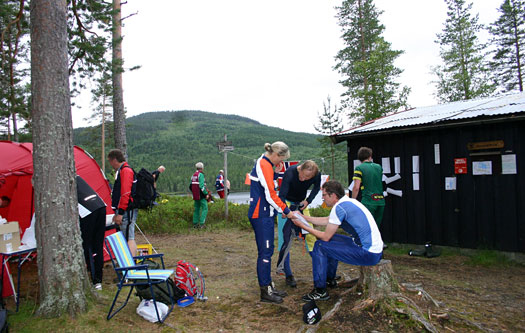 Back to basic. Sissel Skovly, Lars Fjeldstad og Geir Svingheim diskuterer veivalg etter søndagens løp på Buvasskoia. Foto: Hans L. Werp.