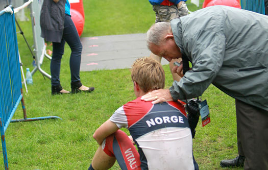 Eskil Kinneberg intervjues av sportsjournalist Harald Andresen etter målgang på mellomdistansen i Junior-VM i Polen 2011.