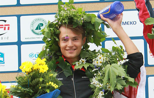 Yngve Skogstad på seierspallen etter å ha blitt verdensmester på langdistansen under Junior-VM 2011 i Polen.