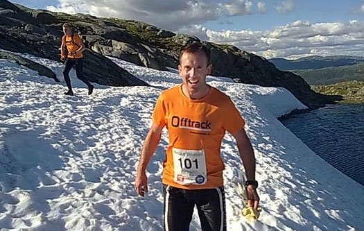 Chris Forne underveis i traktene rundt Meråker i forbindelse med 26 Peaks Extremity Race. Foto: Jostein Kvakland / Team Offtrack.