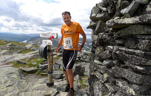 Chris Forne vel i mål på Fonnfjellet i Meråker etter å ha gjennomført 26 Peaks Extremity Race. Foto: Emily Wall / Team Offtrack.