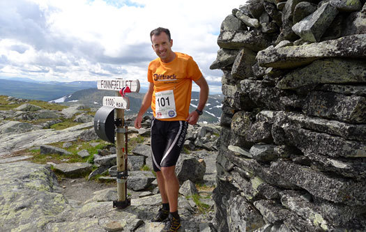 Chris Forne vel i mål på Fonnfjellet i Meråker etter å ha gjennomført 26 Peaks Extremity Race. Foto: Emily Wall / Team Offtrack.